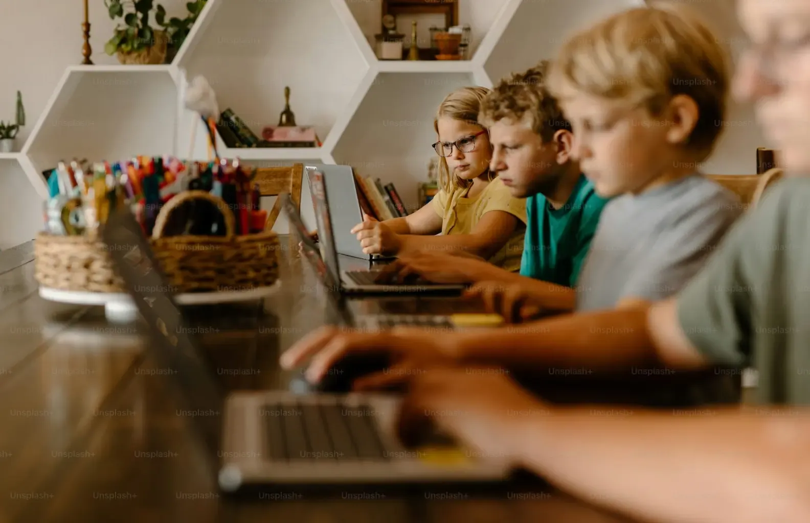 Estudiantes aprendiendo programación y robótica