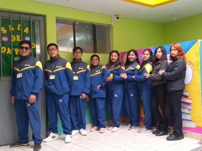 Entrada del Colegio Educere en horario del nivel inicial con niños llegando al colegio