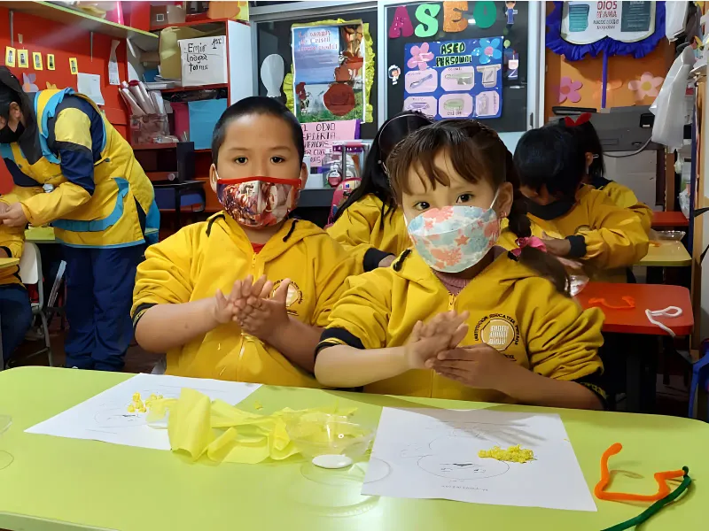 Niños de diferentes edades del nivel inicial del Colegio Educere trabajando en grupos según su edad