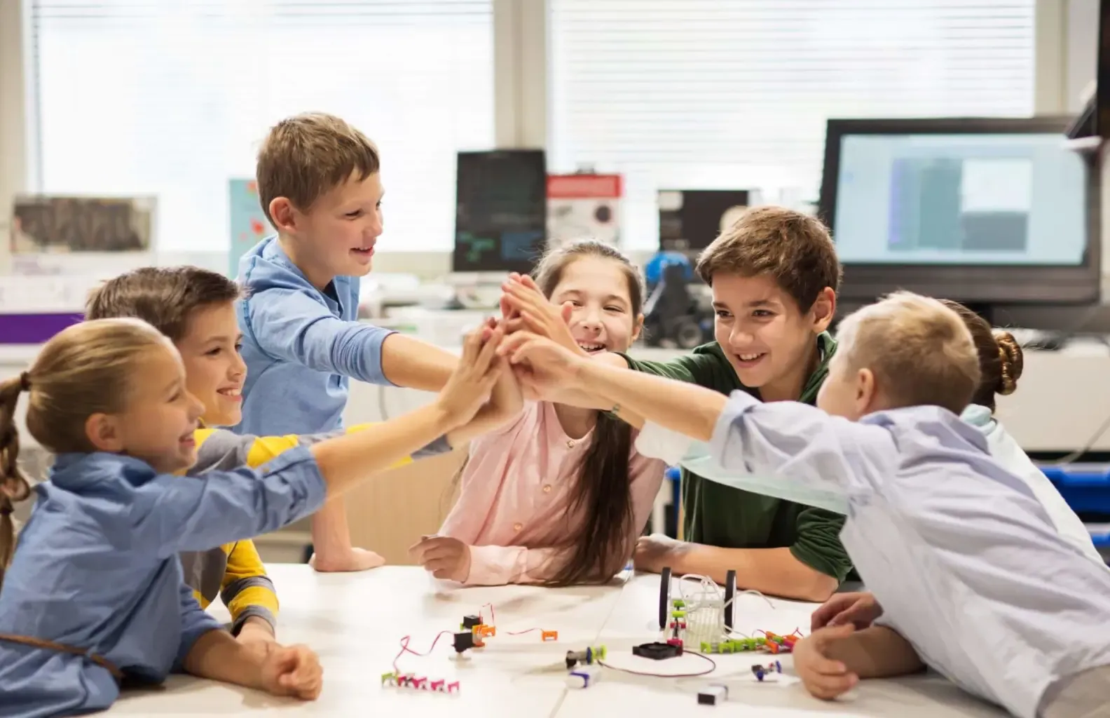 Estudiantes desarrollando habilidades socioemocionales en grupo