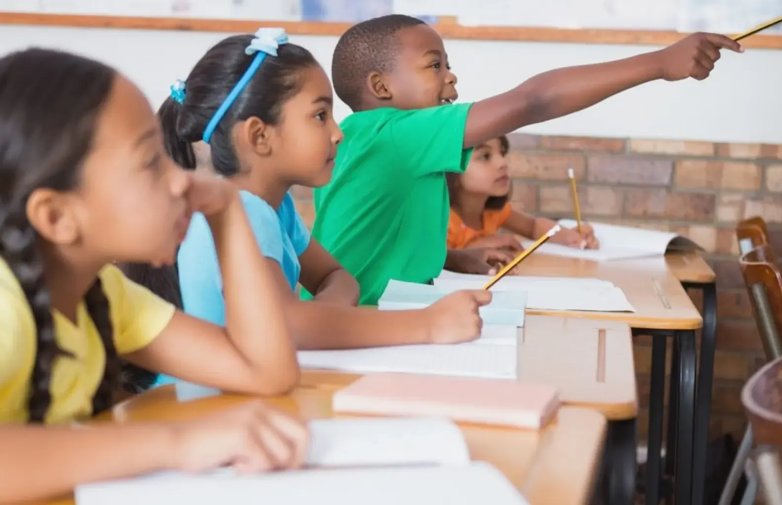 Estudiantes participando en actividades de neuroeducación