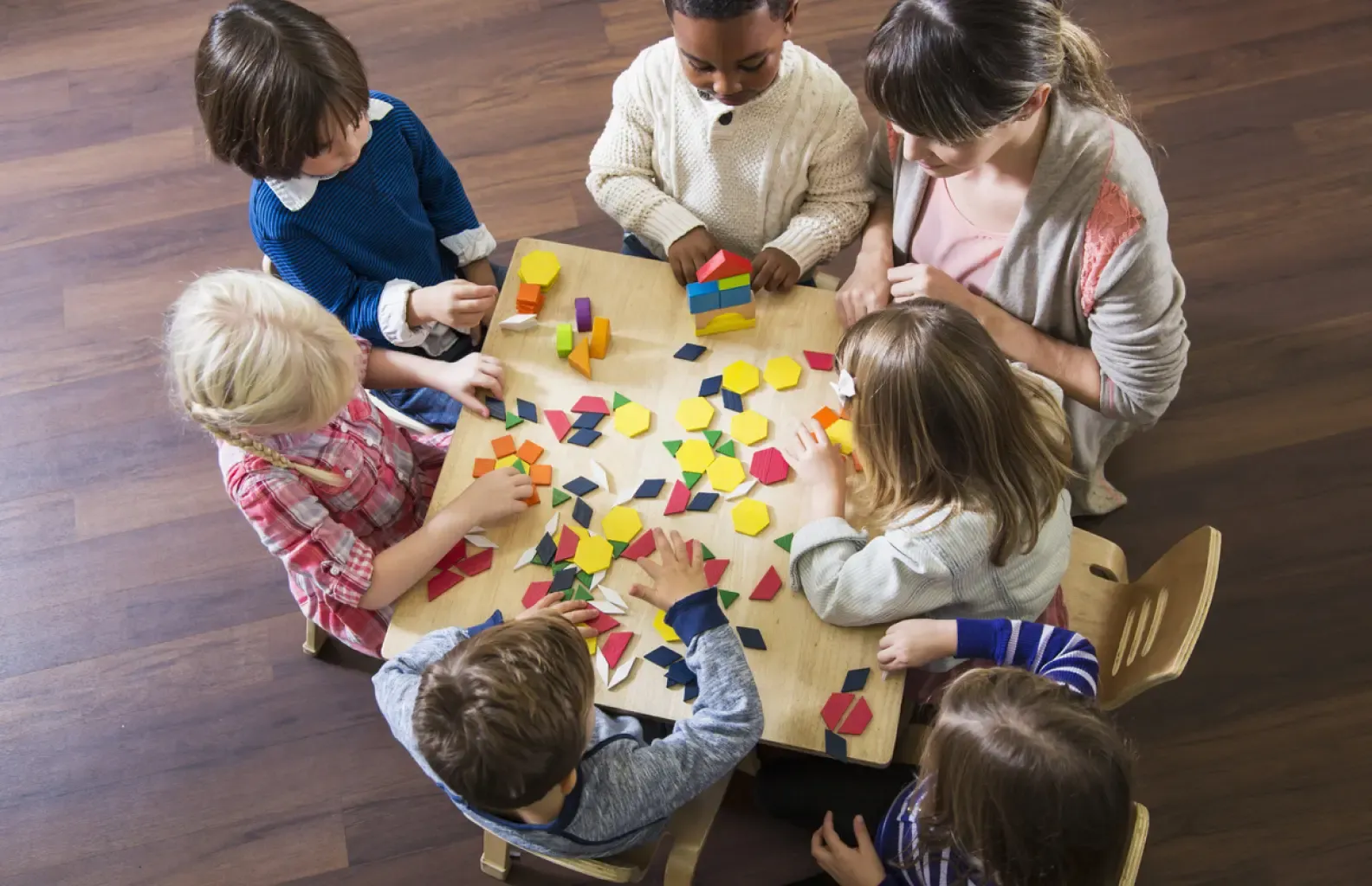 Estudiantes trabajando en laboratorio STEAM con robots y proyectos creativos